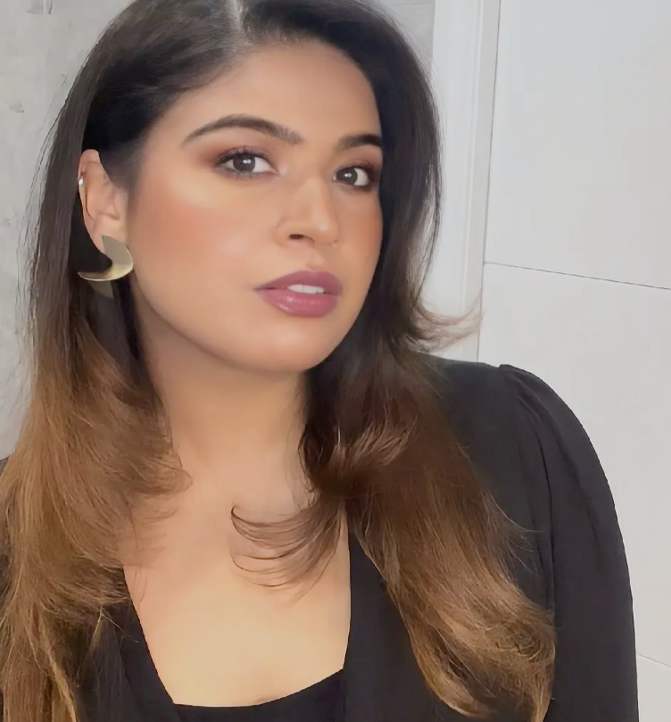 https://yaashikaartistry.com.au/wp-content/uploads/2025/09/about-section-photo-1-1.png